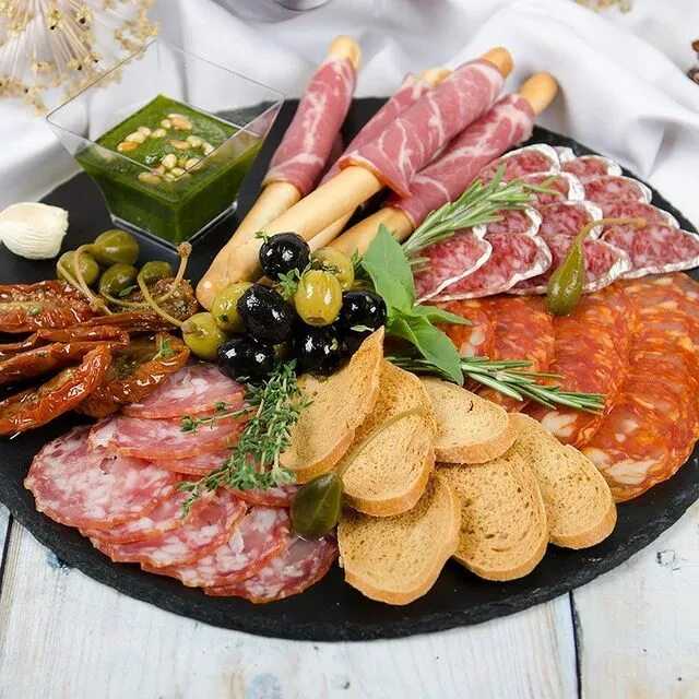 Как красиво оформить нарезку на стол. мясная нарезка на праздничный стол фото, украшение, рецепты. мясная нарезка на праздничный стол оформление. нарезка селедки на праздничный стол: оформление и украшение