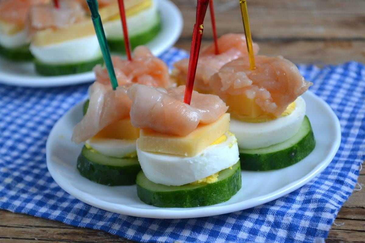 Закуски на новый 2021 год: канапе на шпажках с рыбой и креветками в домашних условиях