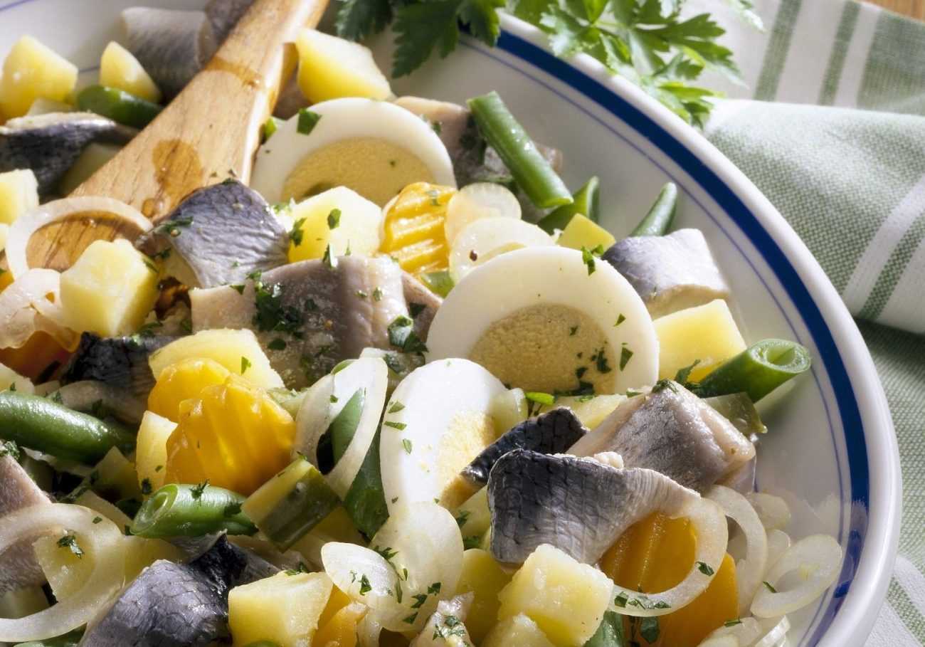 Салат с селедкой — топ-18 простых и вкусных рецептов с фото