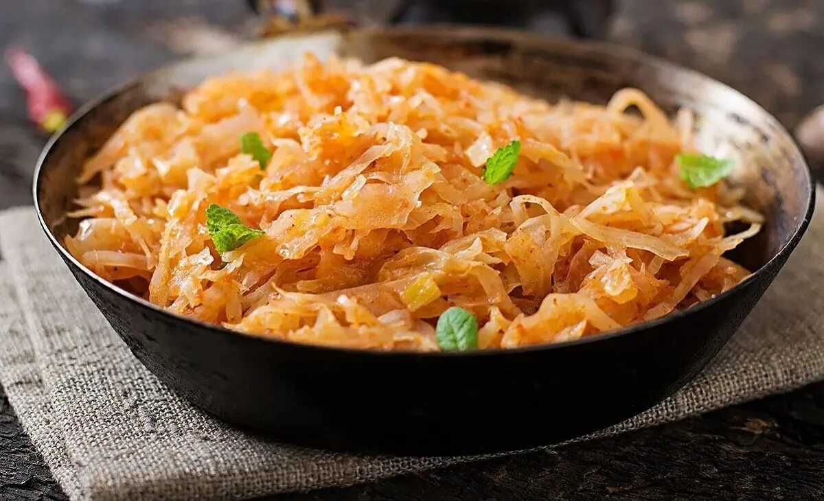 Тушеная капуста на сковороде, 10 очень вкусных рецептов