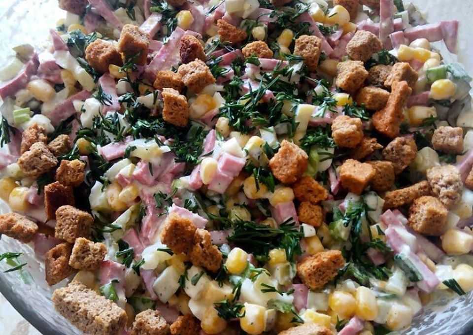 Вкусные салаты с сухариками. 10 рецептов с пошаговым фото | народные знания от кравченко анатолия
