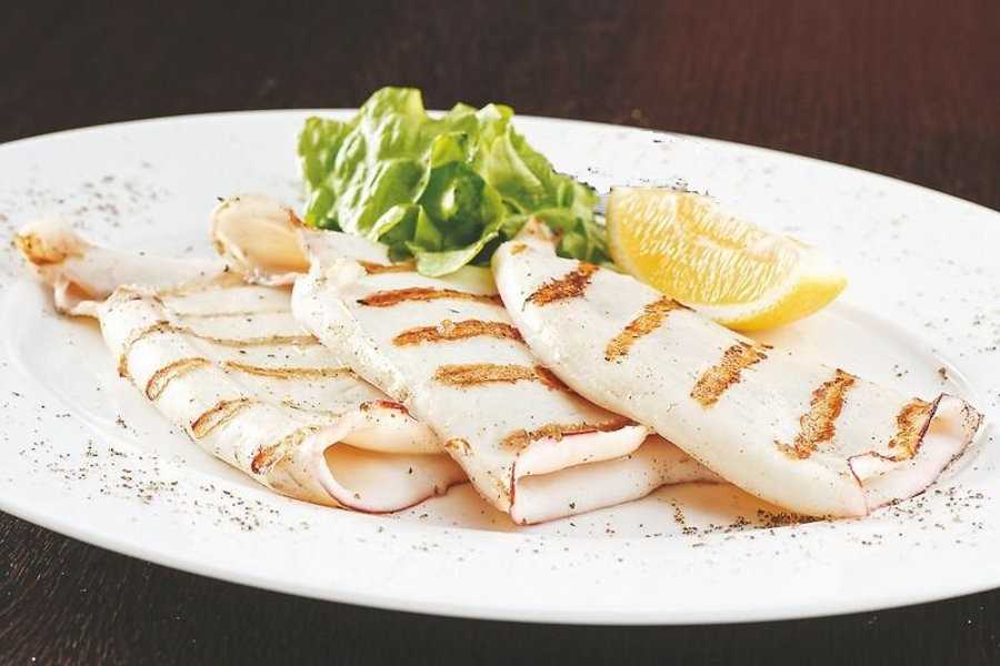 Кальмары на гриле – дары моря в новом исполнении! разные рецепты пикантных, нежных и ароматных кальмаров на гриле - автор екатерина данилова - журнал женское мнение