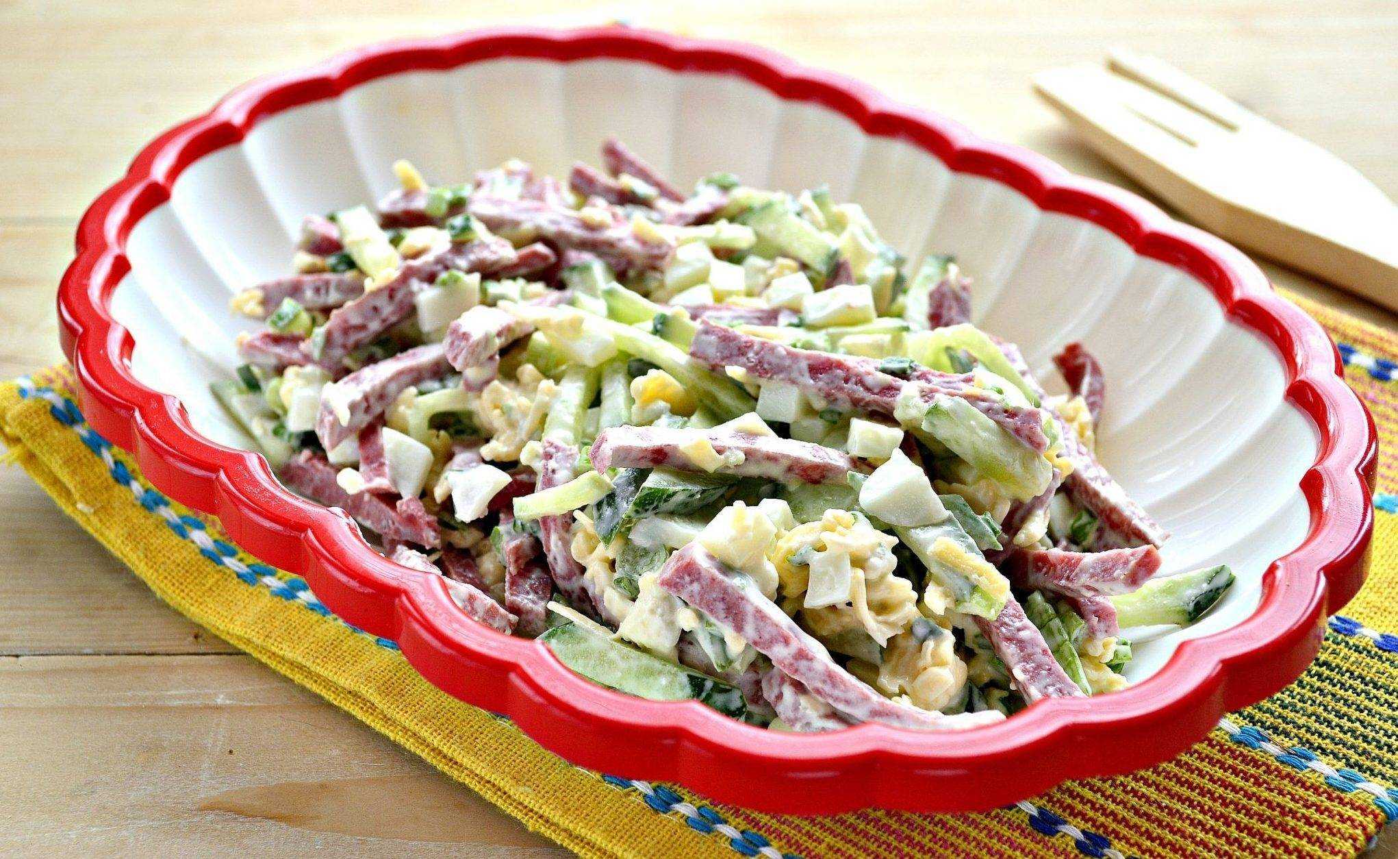 Салаты с копченой колбасой - 20 рецептов вкусно, просто и недорого