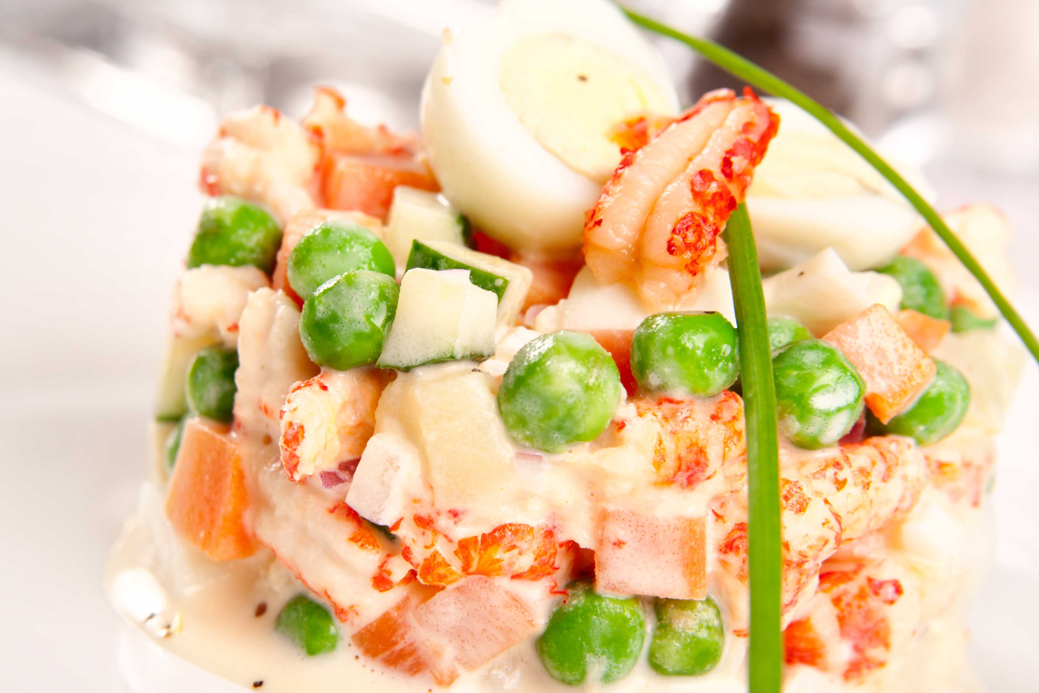 Салат оливье - рецепты необычных салатов оливье с курицей и мясом
