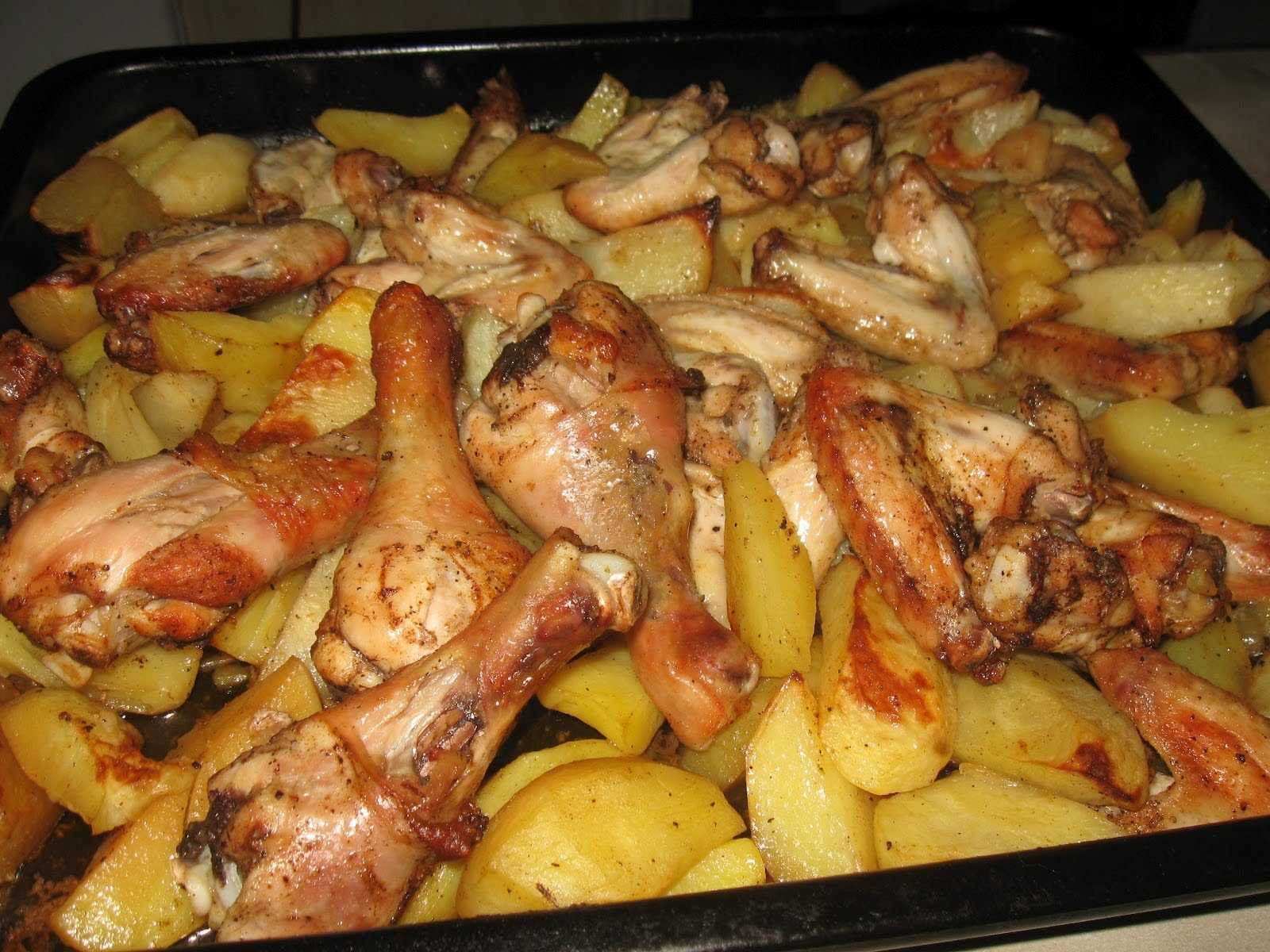 Предлагаю вам простой рецепт сочной и румяной курицы, запеченной целиком с картошкой и грибами в рукаве Это блюдо отлично подходит как для будней, так и для праздничного застолья