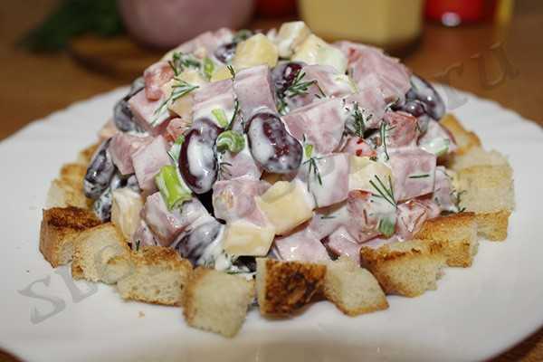 Салат с ветчиной, шампиньонами и кукурузой пошаговый рецепт
