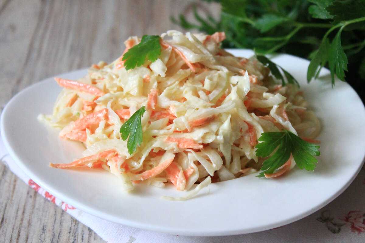 Салат из квашеной капусты: 14 простых и очень вкусных рецептов