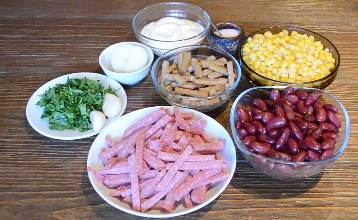 Вкусный салат с фасолью и копчёной колбасой — 7 простых рецептов