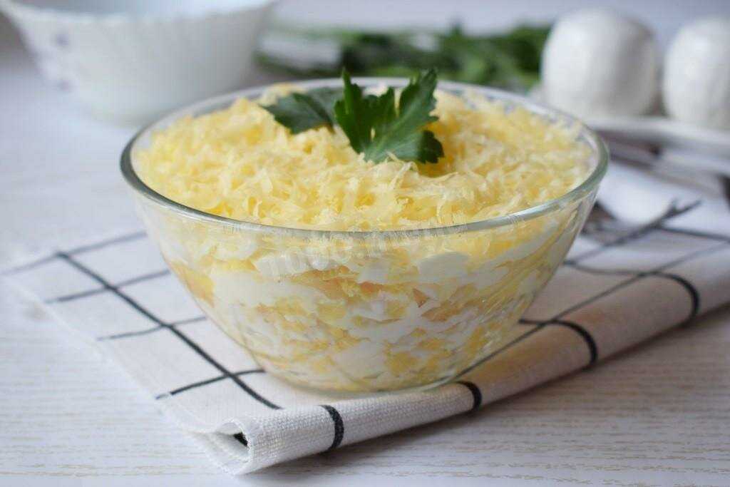 Салат с яблоком и сыром и яйцом –  домашний фастфуд, традиционно состоит из самых простых ингредиентов, которые всегда есть под рукой Рецепт не теряет свою популярность уже много десятилетий подряд и радует своим необычайно простым вкусом