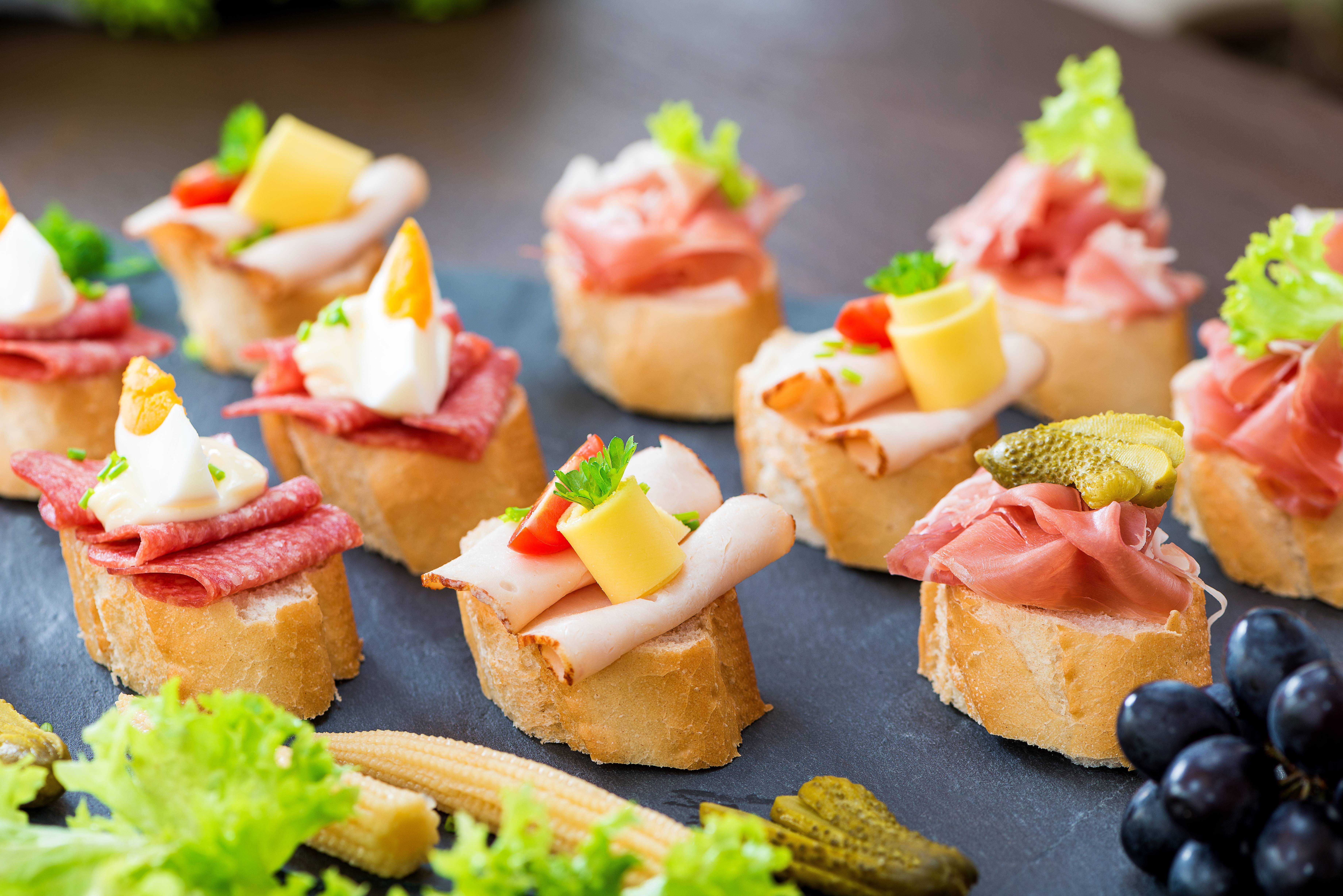 Канапе на шпажках на праздничный стол: 11 простых и вкусных рецептов