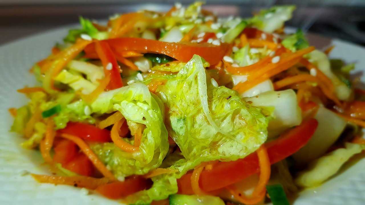 Салат из капусты по-корейски является несложным, но очень вкусным и просто удивительным по полезным свойствам Это и пикантная закуска к праздничному столу, и аппетитное дополнение к повседневному семейному обеду