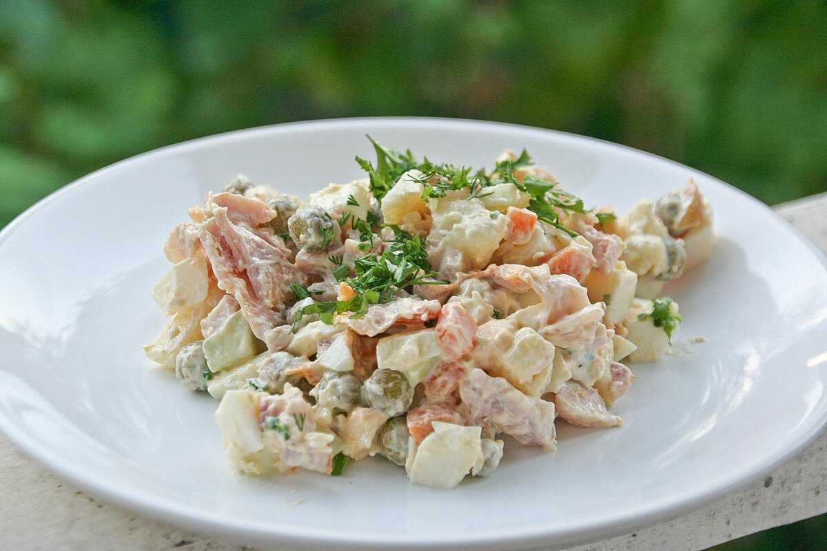 Салат оливье с колбасой, горошком и свежим огурцом