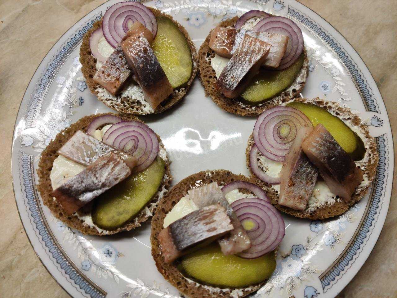 Бутерброды на праздничный стол - 10 простых и вкусных рецептов