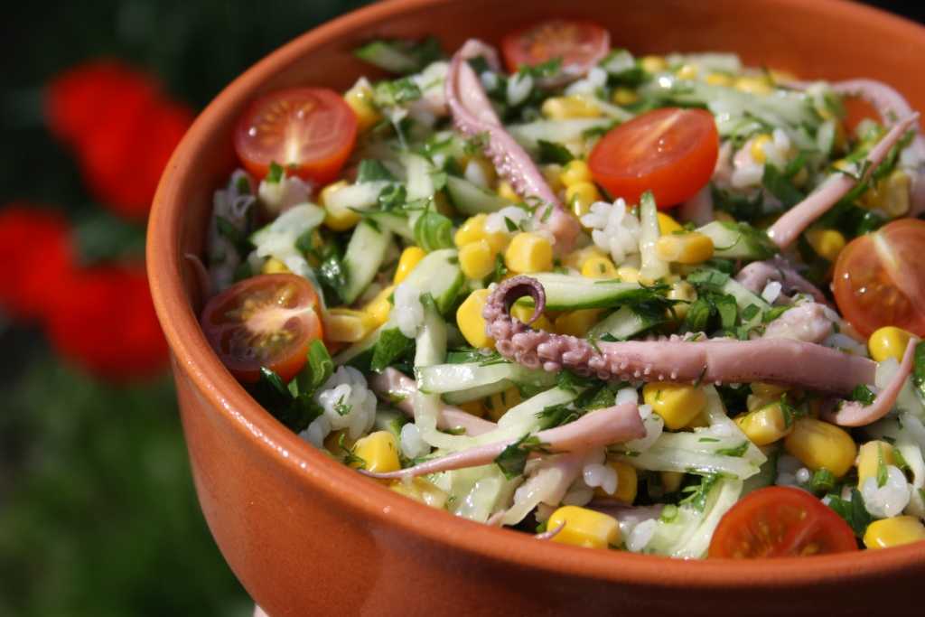 Салаты с рыбой на новый год — простые и вкусные рецепты для новогоднего стола