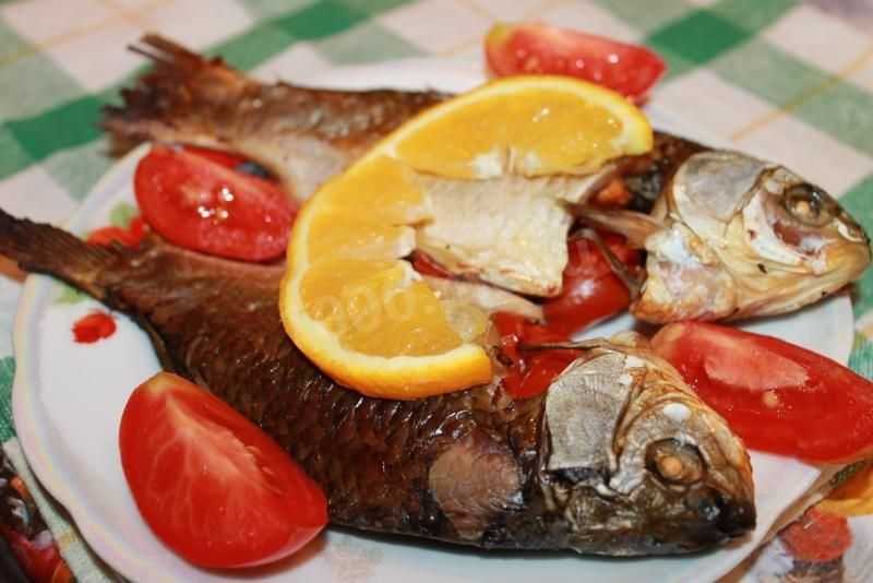 Карась в томатном соусе с овощами. тушеный карась в сметане на сковороде
