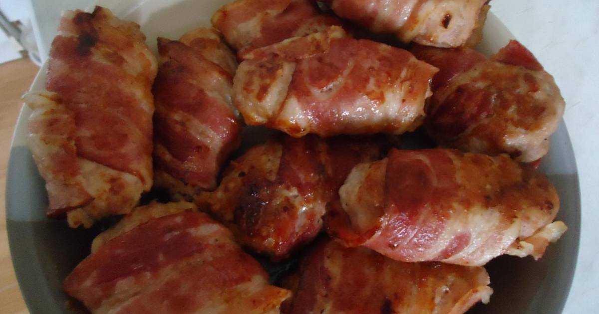 Котлеты из фарша, завернутые в тонкие ломтики бекона, – это очень вкусное, сочное и ароматное мясное блюдо, которое подходит как для будничного семейного обеда или ужина, так и для угощения гостей
