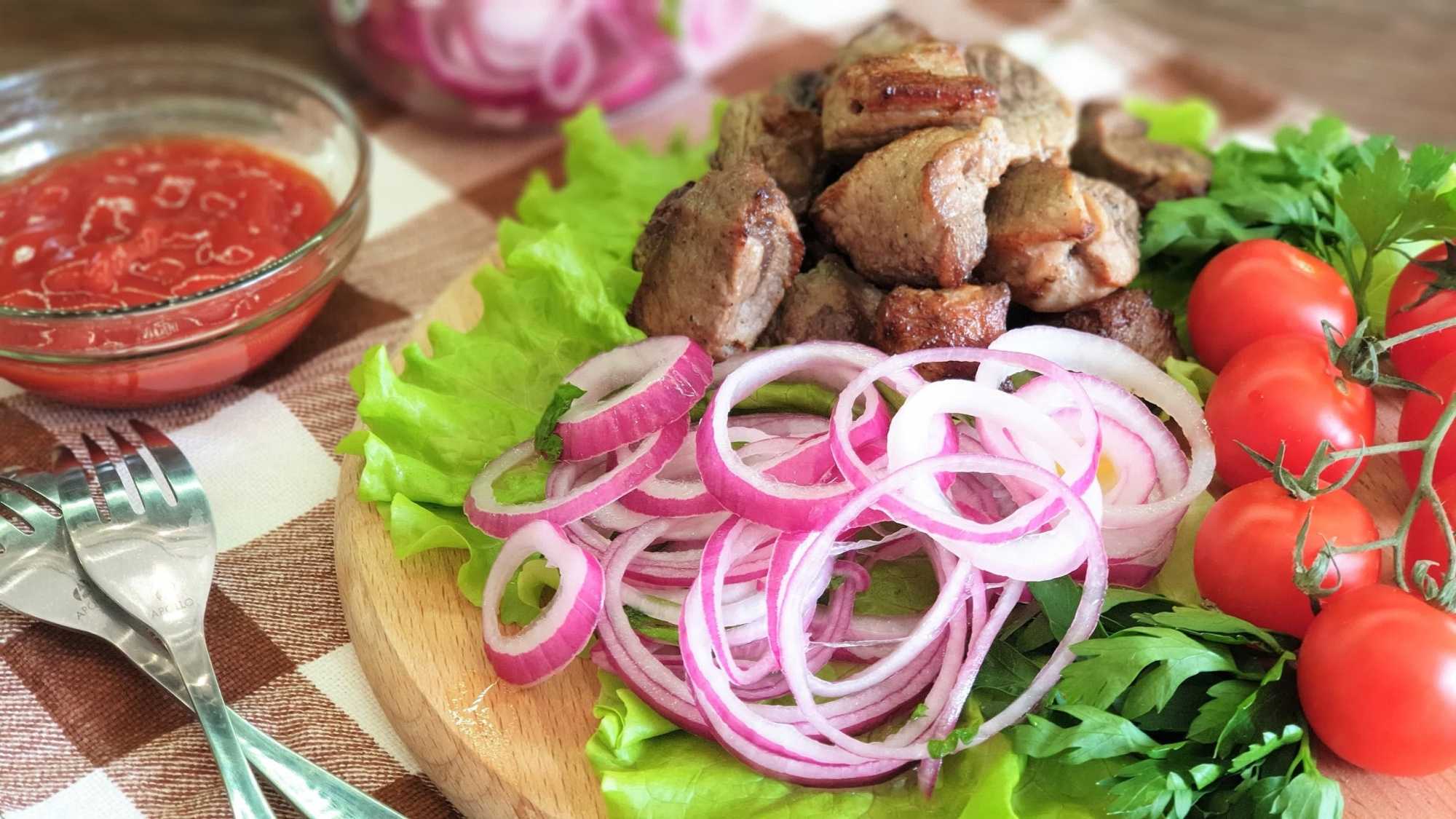 Маринованный лук в уксусе
