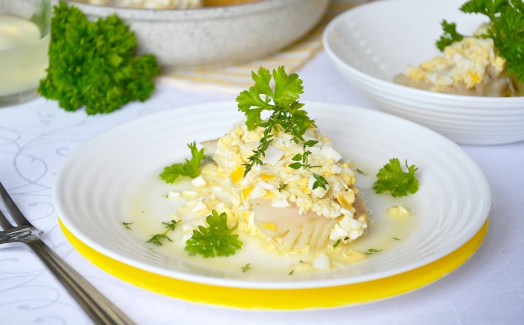 Треска по-португальски - это вкусное и полезное блюдо, состоящее из слоев рыбы, картошки и лука, запеченных в омлетной массе Эта рыбная запеканка легко готовится и подходит для диетического питания