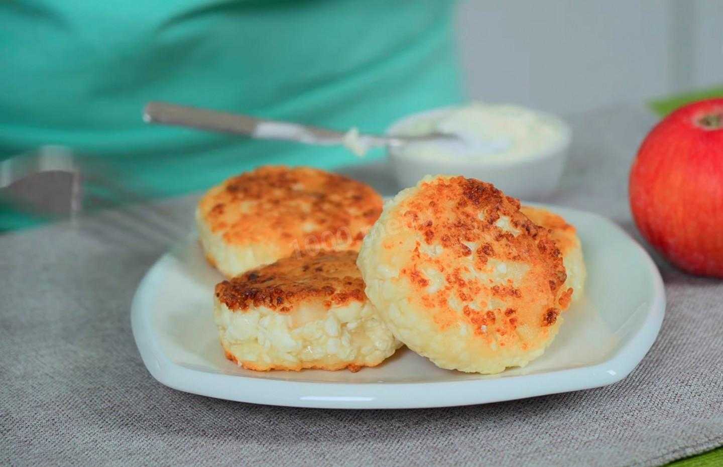 Очень нежные творожные сырники с кусочками яблок – сколько не готовь, все мало