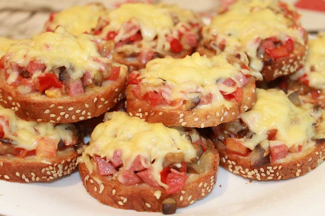 Горячие бутерброды с колбасой и сыром, запеченные в духовке – 5 рецептов с фото