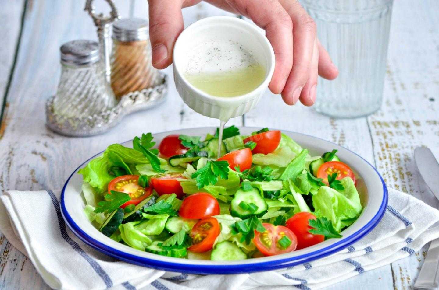 Чем заправляют греческий салат: 7 вкусных рецептов соусов