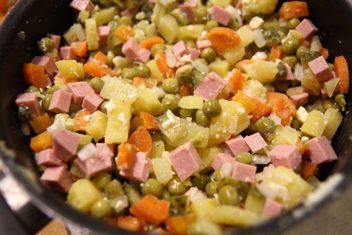 Оливье с копченой курицей, свежим огурцом, сосисками