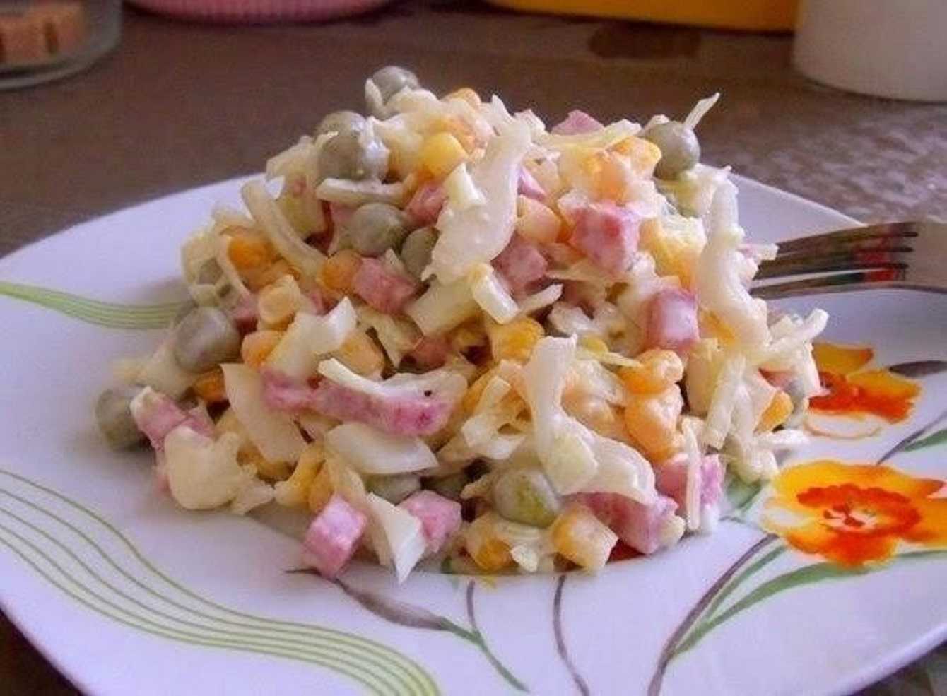 Салат с пекинской капустой и копченой колбасой