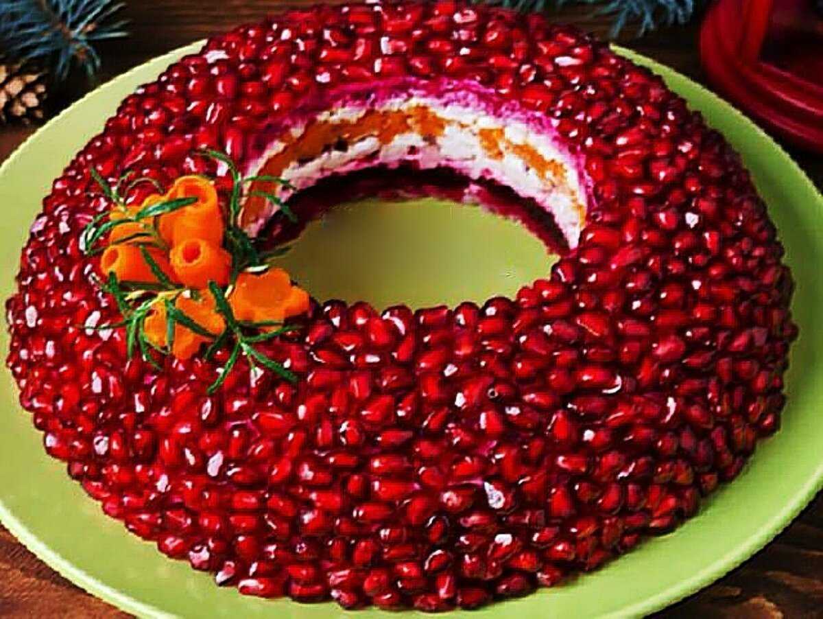 Салат с курицей гранатом и жареным луком. салат *рубиновый браслет* с морковкой по корейски. салат «мужские слезы» с курицей