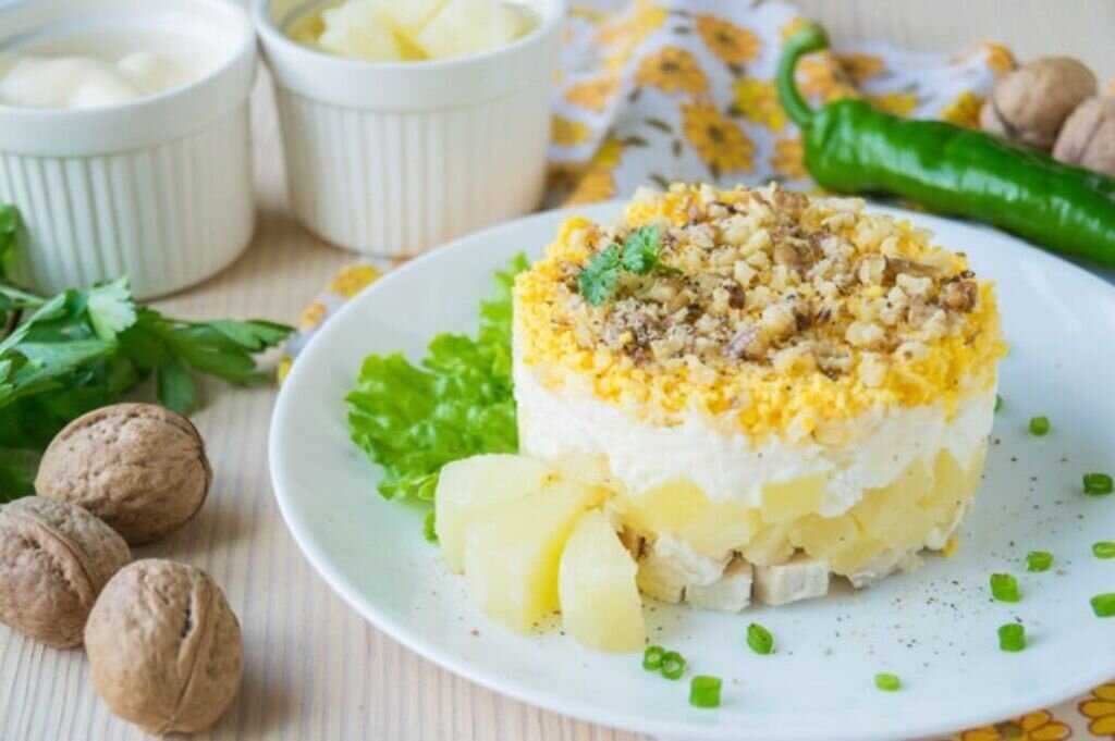 Салат дамский каприз с курицей и ананасом: рецепт слоями с фото пошагово