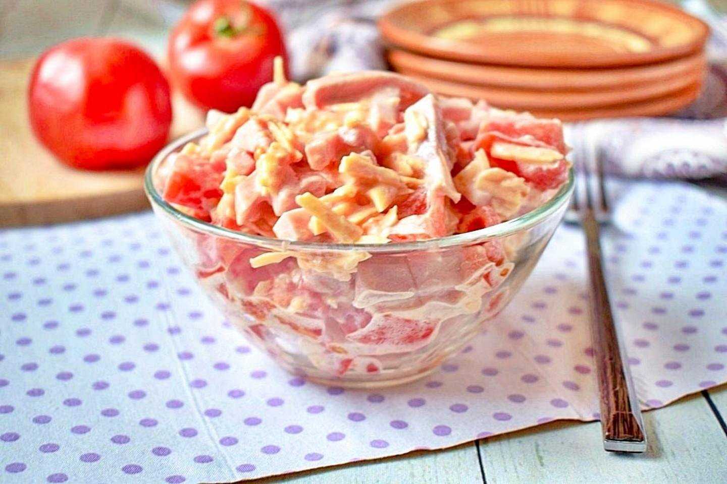 Салат с колбасным сыром – 8 простых и вкусных рецептов