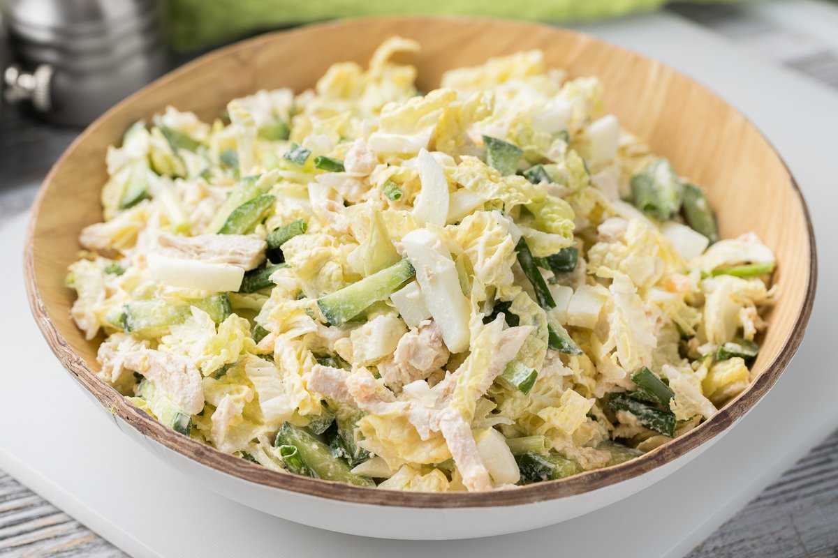 20 салатов с копченой курицей, которые выручат в любой ситуации