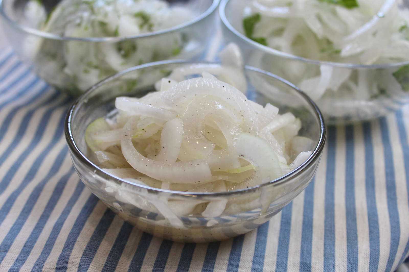 Как замариновать синий лук для салата быстро и вкусно. маринованный лук для салата в уксусе | домашние рецепты