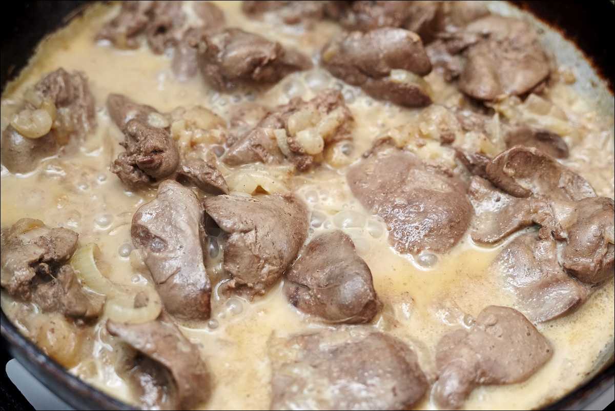 Куриная печень тушеная в сметане с луком и морковью