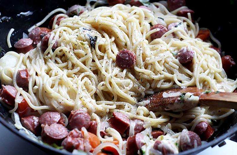 Макароны с сосисками - 6 рецептов в духовке, на сковороде с фото пошагово