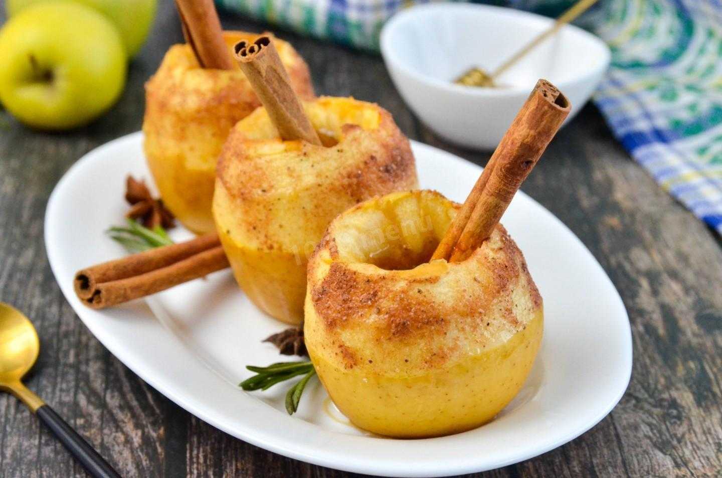 Запеченная в микроволновке груша с медом и корицей