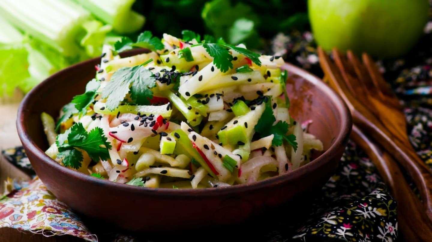 20 салатов с курицей и сельдереем, от которых ты будешь в восторге