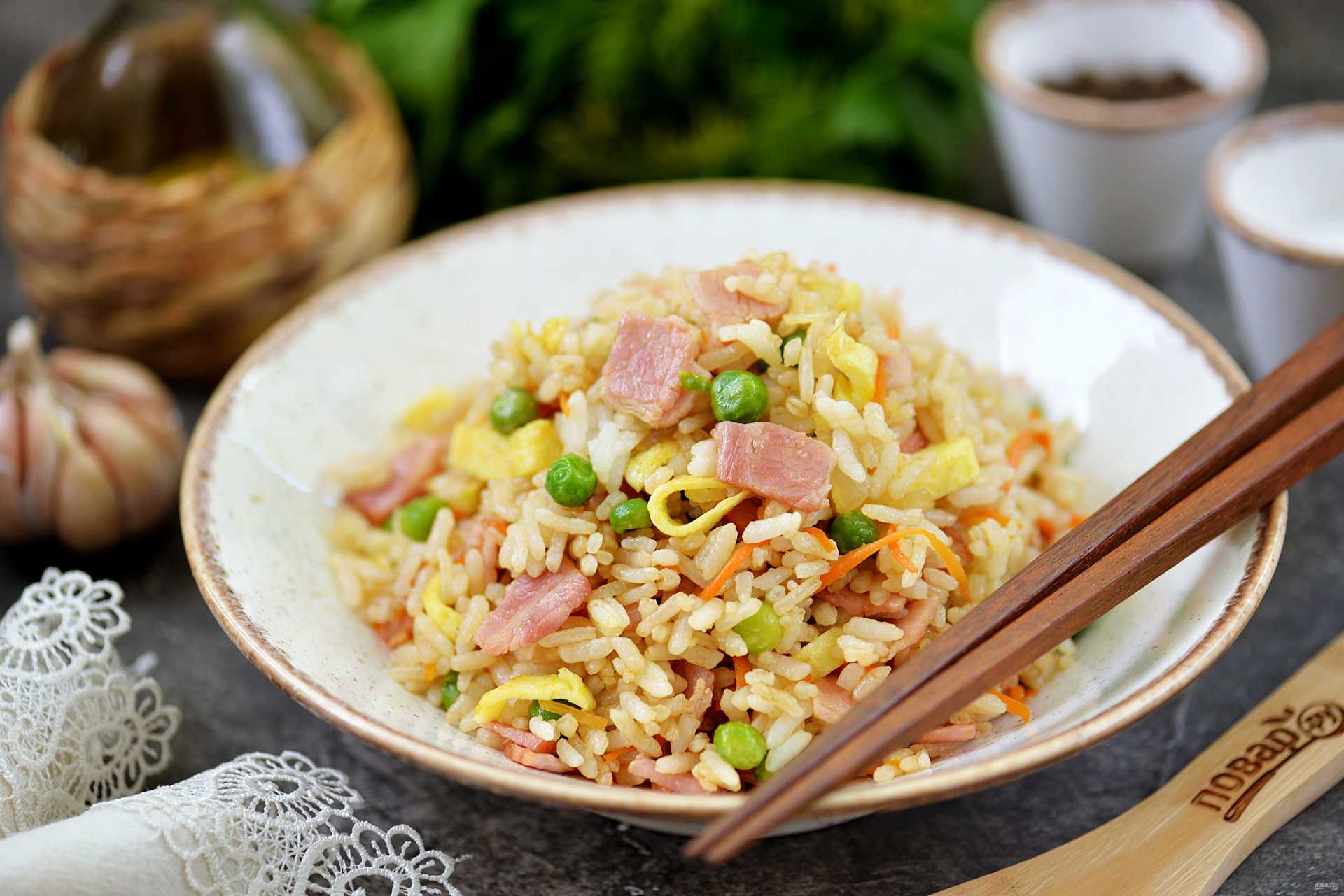 Жареный рис с овощами и яйцом на сковороде — 5 вкусных рецептов