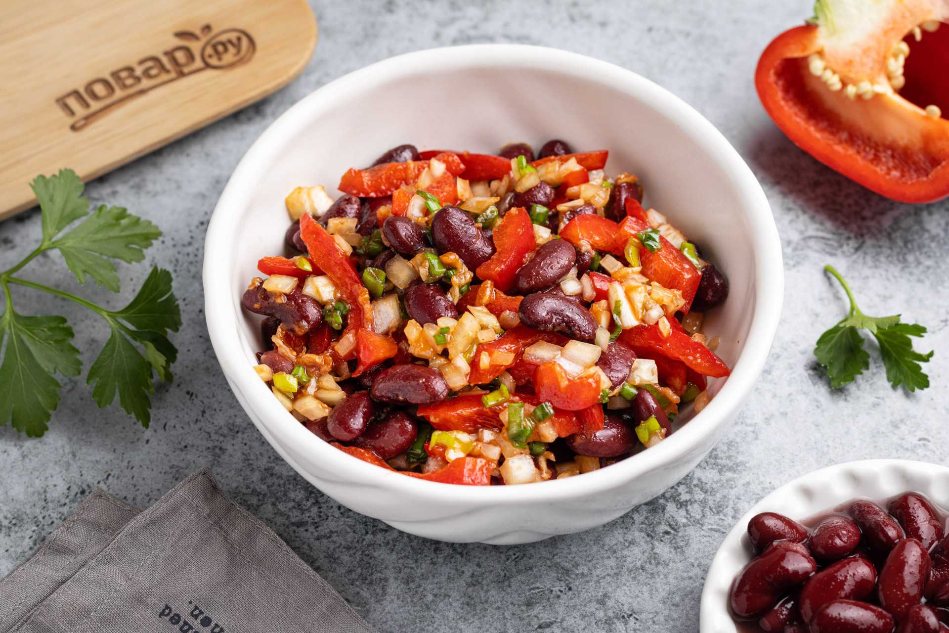 Салат с фасолью и курицей