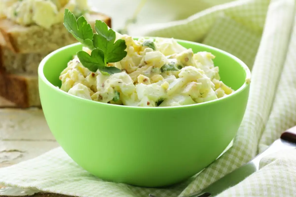 Салат с яйцами, сыром и яблоками