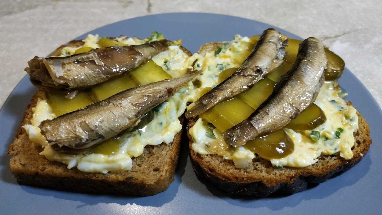 Бутерброды со шпротами: простые и вкусные рецепты