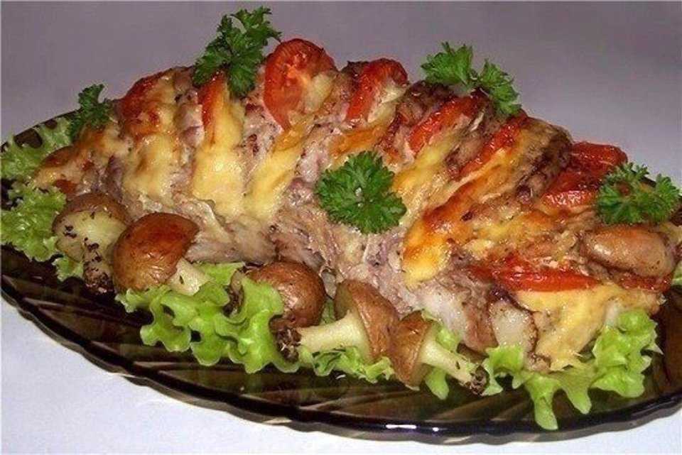 Делимся рецептом картошки запеченной с мясом, грибами и помидорами Приготовить это блюдо довольно легко, особенно если вы будете следовать нашим советам