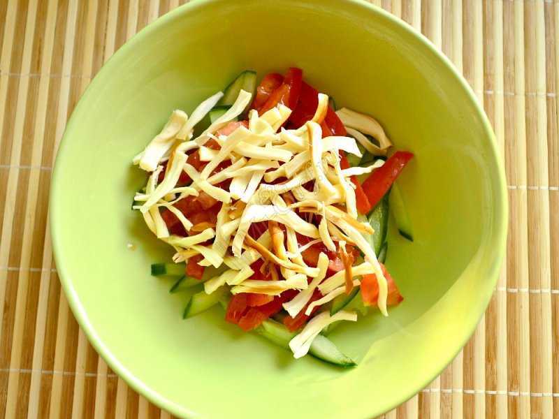 Вкусные салаты с копченым сыром "косичкой" - новости, статьи и обзоры