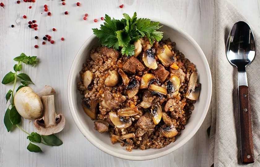 Гречка с грибами, луком и морковью на манер плова