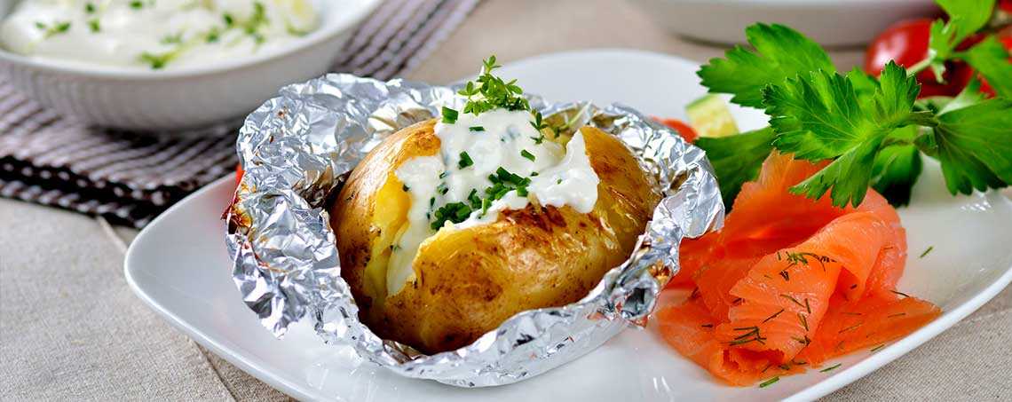 Печёная картошка рецепт. печёная картошка в фольге, в золе, в духовке, в мультиварке, на костре. печеный картофель: в фольге, духовке, микроволновке, на углях, в золе