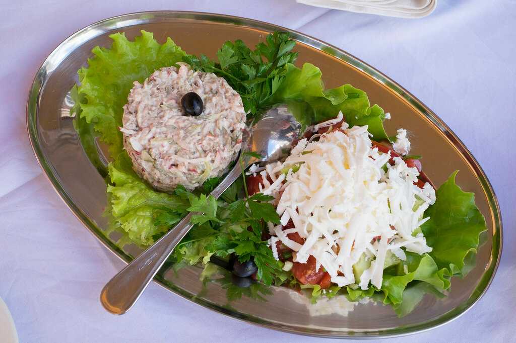 Салат с крабовыми палочками и ветчиной — 5 очень вкусных рецептов