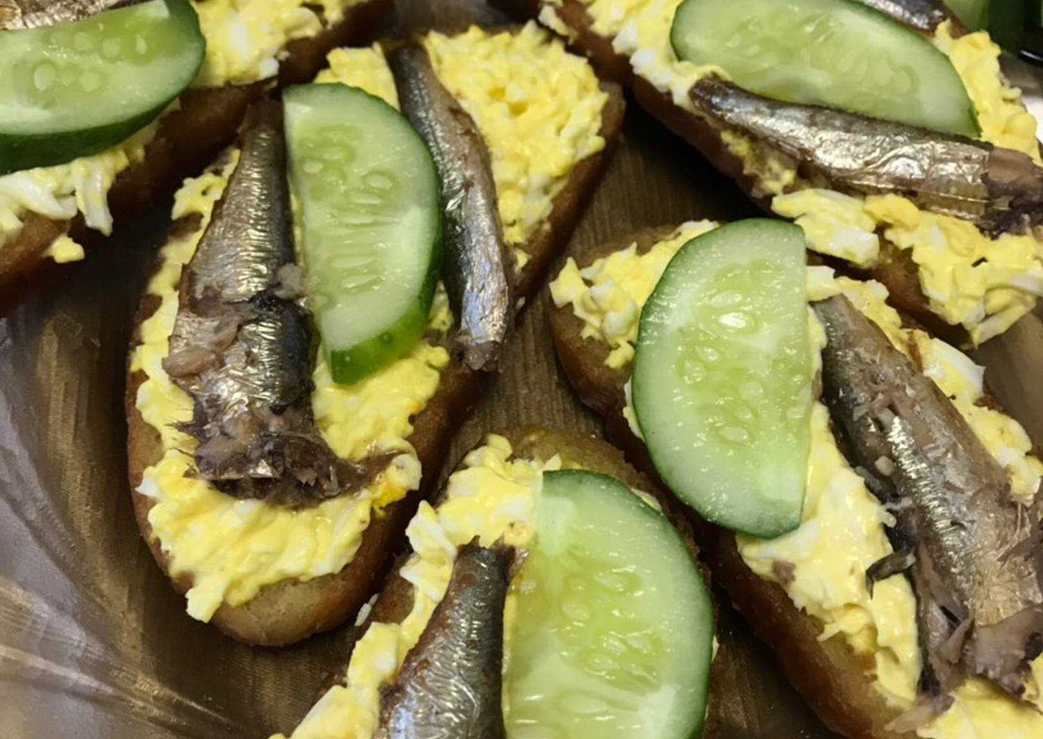 Самые вкусные бутерброды со шпротами – 16 простых рецептов на праздничный стол с фото