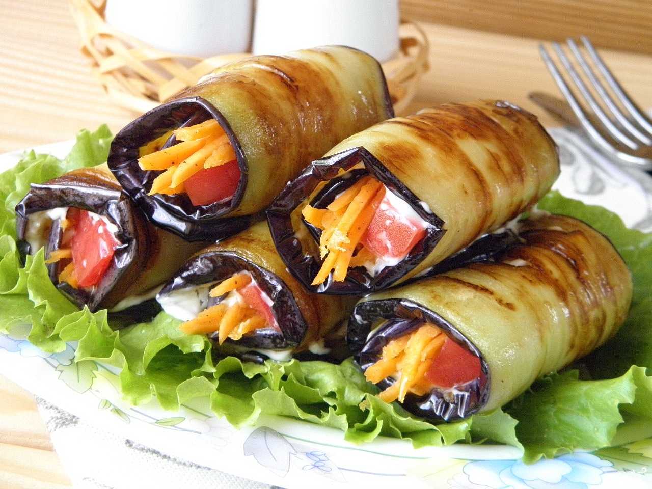 Фаршированные рулетики из баклажан, рецепты с разными начинками