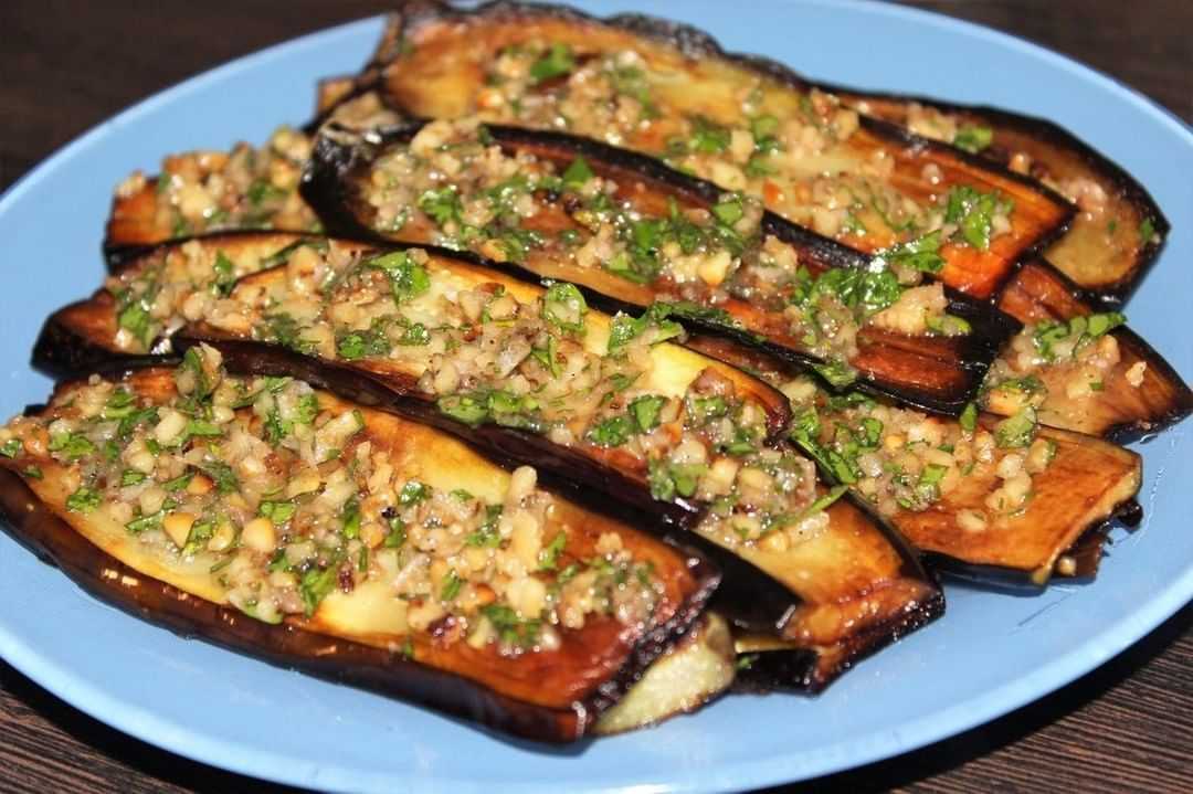 Рулетики из баклажанов с грецкими орехами по-грузински - пошаговый рецепт с фото |  закуски