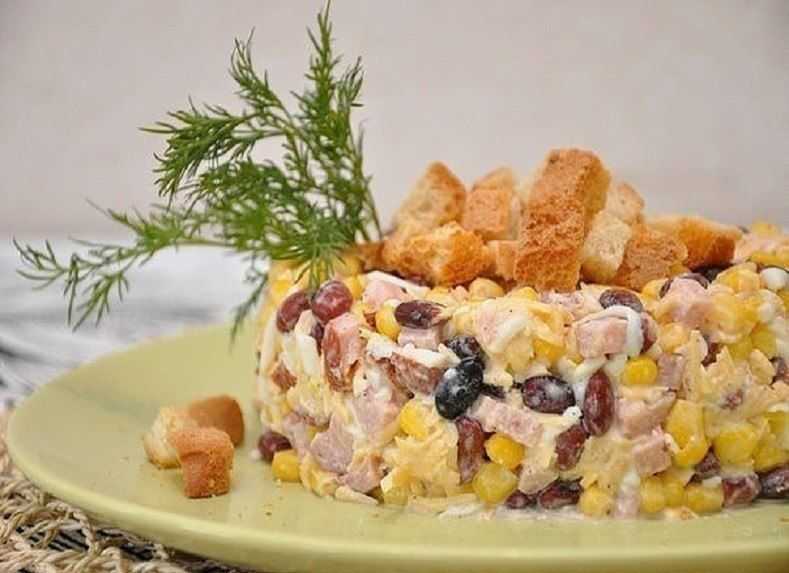 20 очень вкусных салатов с фасолью и сухариками