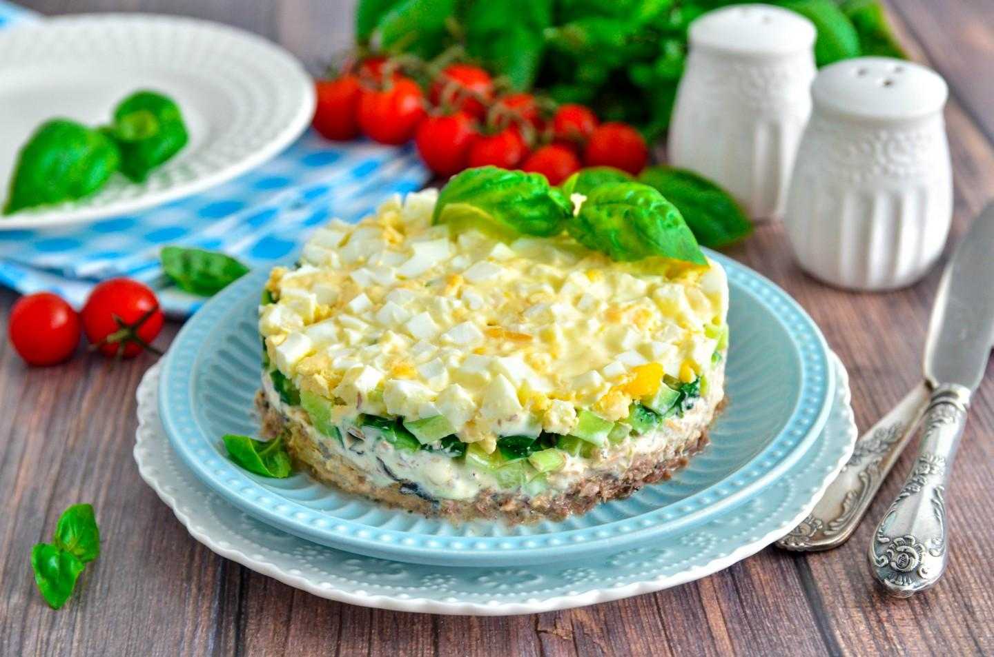 Салаты с рыбными консервами - 20 рецептов быстро, просто и вкусно